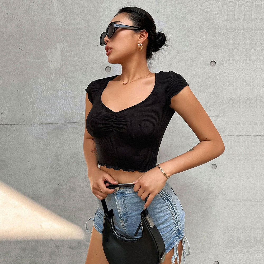 Klassisk cropped top med elegant V-udskæring og rynkedetaljer