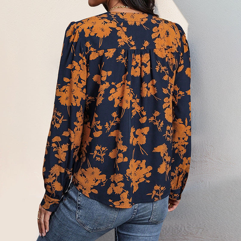 Feminin blus med blommönster och tidlös skärning