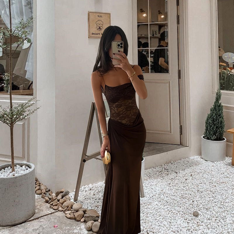 Elegant Klänning med Off-Shoulder Spets och Flödande Kjol