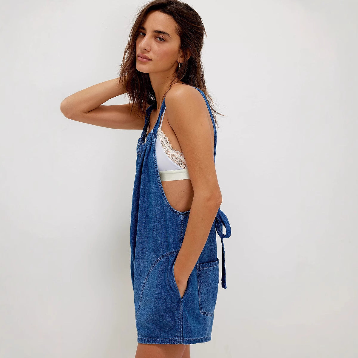 Stilfuld Denim-Shortoverall med Smuk Udsnit og Praktiske Lommer