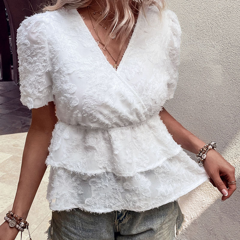 Feminin Bluse med Flæsedetaljer og Elegant V-Hals
