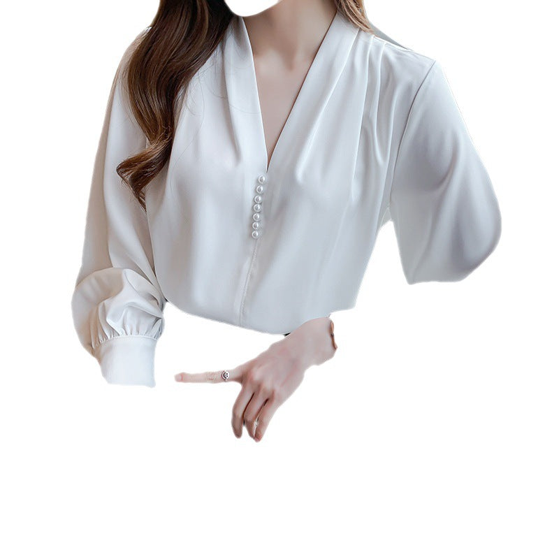 Feminine Bluse med Flæser og Perleknapper