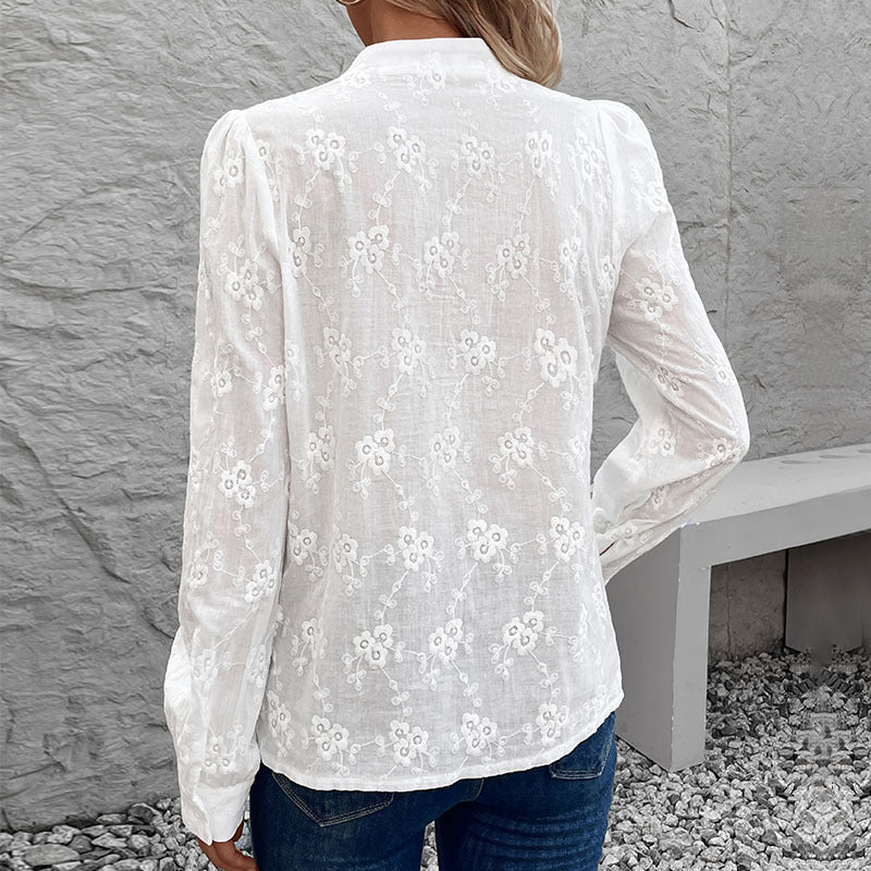 Elegant blus med blomsterbroderi och luftiga puffärmar