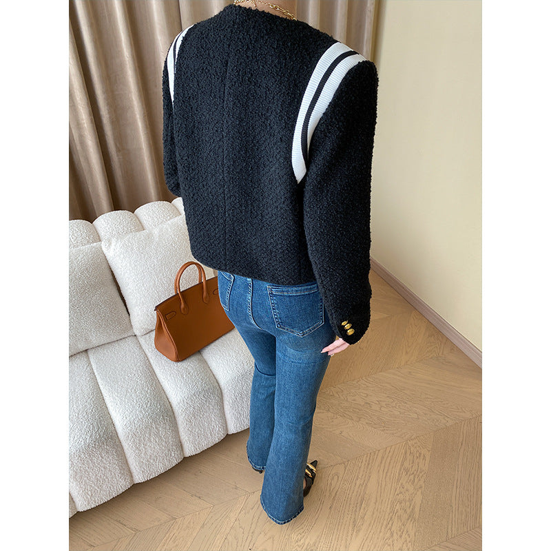 Elegant Bouclé-Jakke med Gyldne Detaljer og Stilfulde Striber