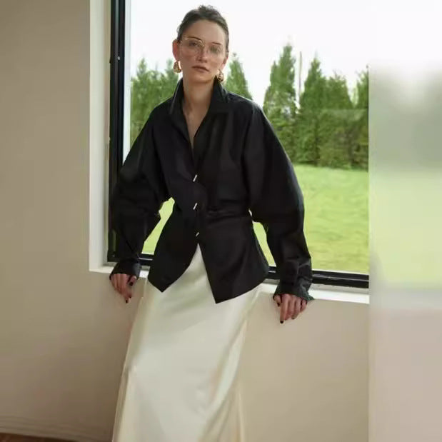 Kvinnlig Modeblus med Voluminösa Ärmar och Unika Knappdetaljer