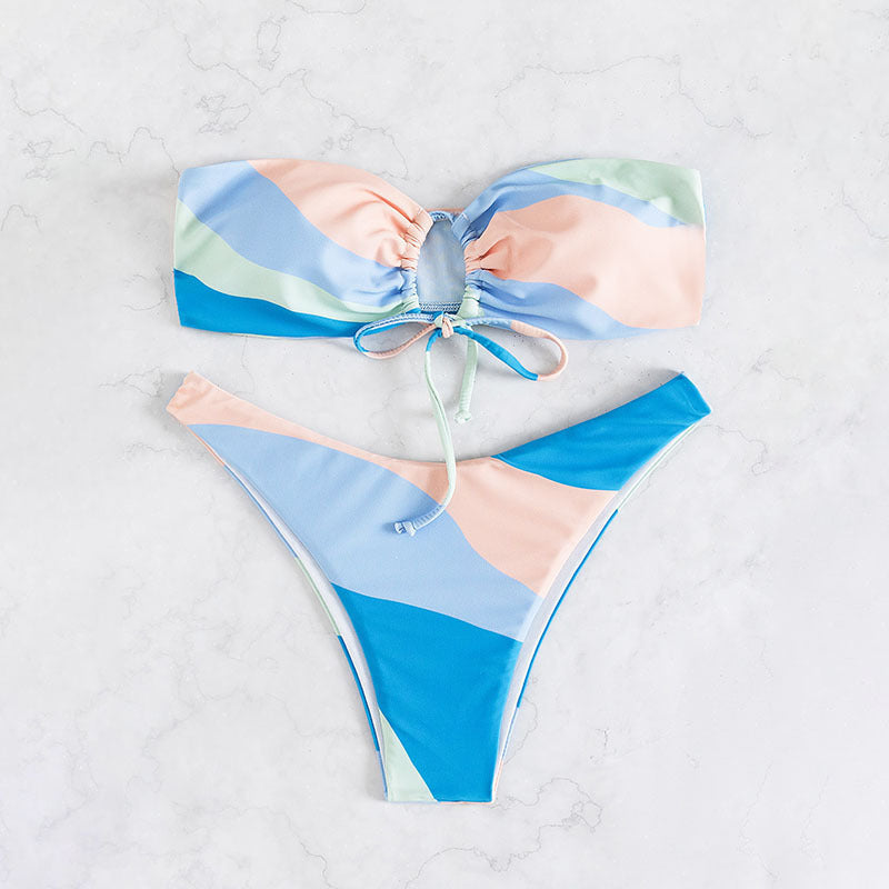 Snygg Bandeau-Bikini för Stranden med Lekfull Design