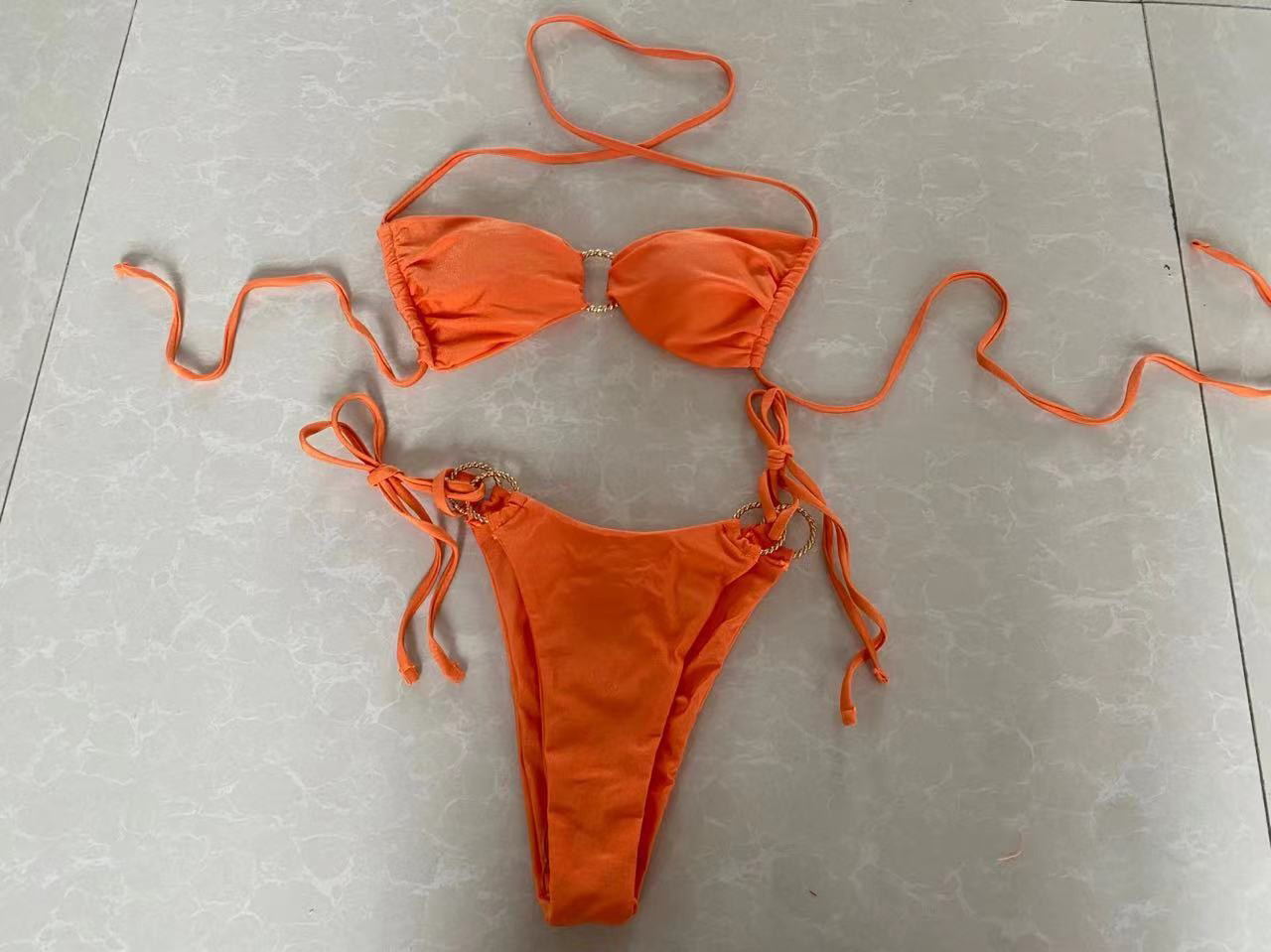Eleganta Bandeau-Bikini med Guldiga Detaljer