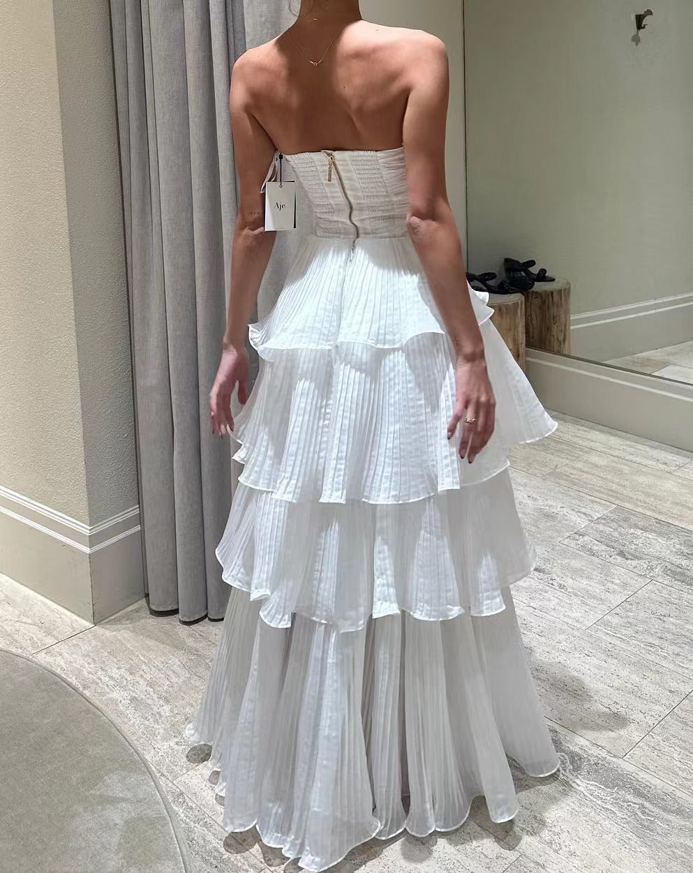 Förtrollande Klänning med Voluminösa Volanger och Off-Shoulder Design