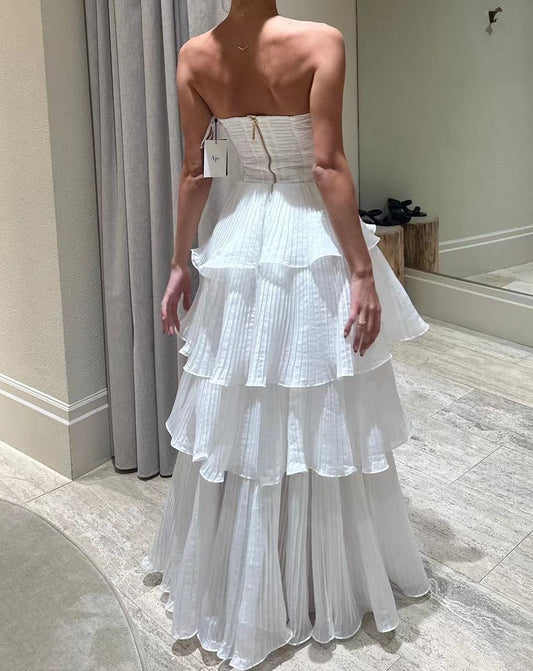 Förtrollande Klänning med Voluminösa Volanger och Off-Shoulder Design