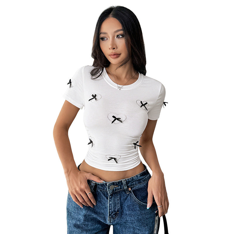 Stilfuldt cropped T-shirt med feminine sløjfedetaljer