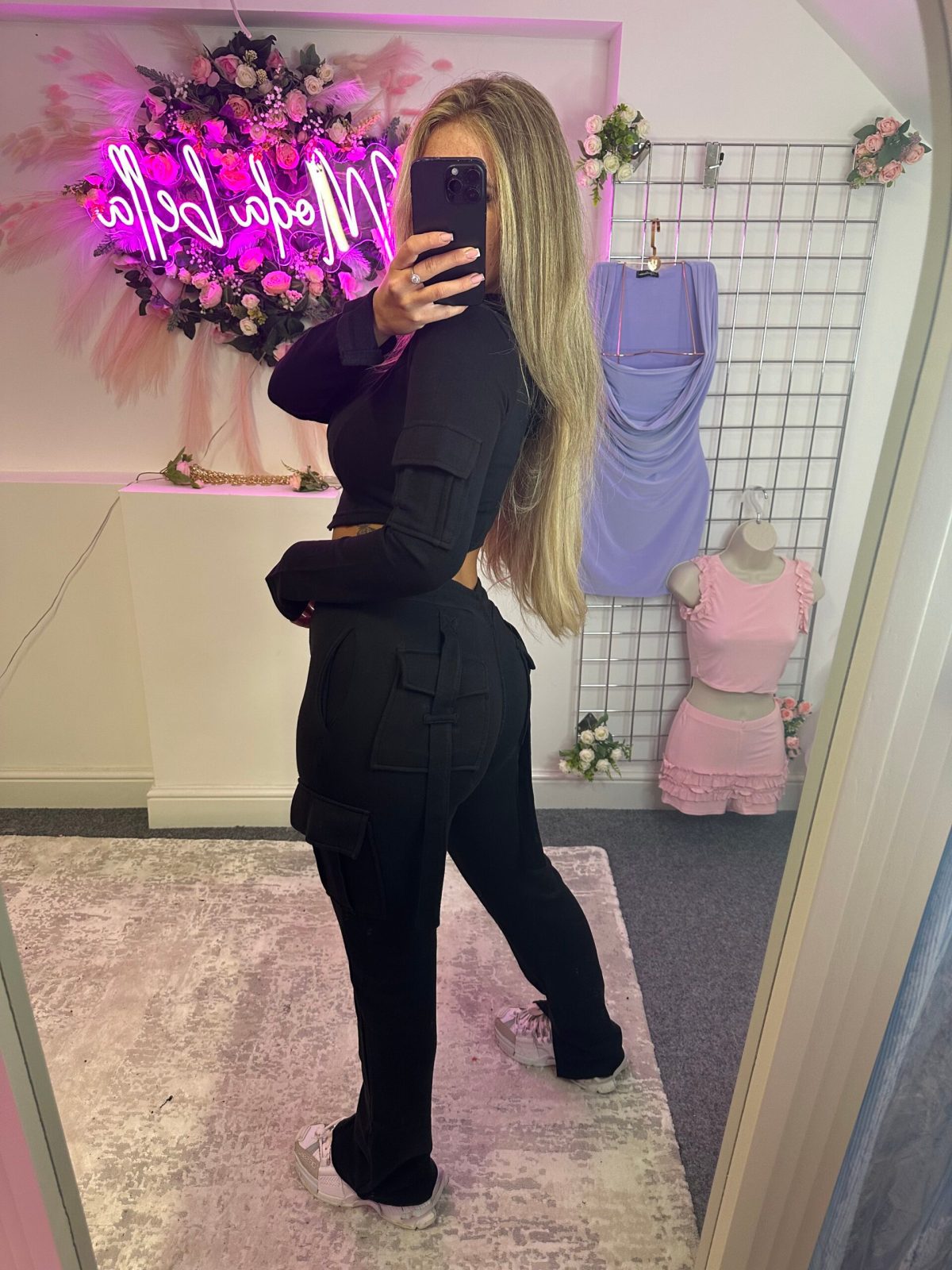 Snyggt set med crop top och cargobyxor för dam