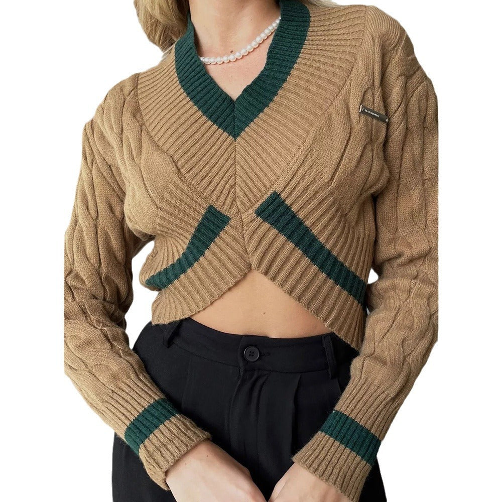 Chic cropped striktrøje med V-udskæring og moderne kontraster