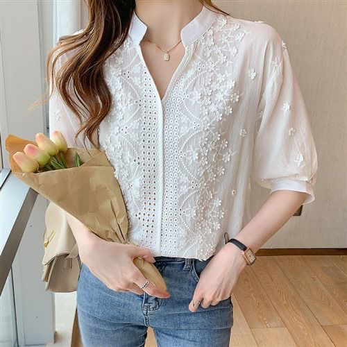 Elegant Bluse med Blomsterbroderi og Halvlange Ærmer