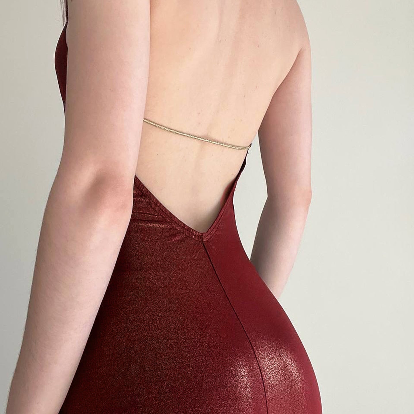 Sublimt Aftonklänning i Glänsande Satin med Chic Slits