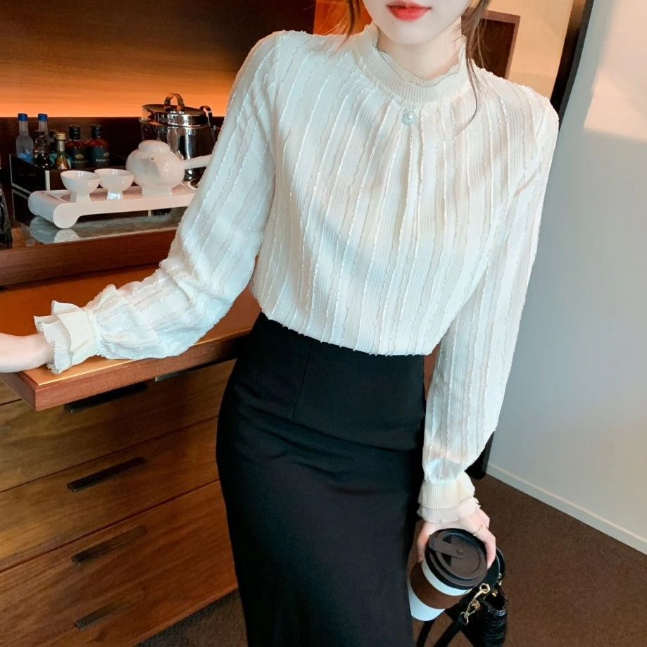 Feminine Bluse med Struktureret Design og Flatterende Detaljer