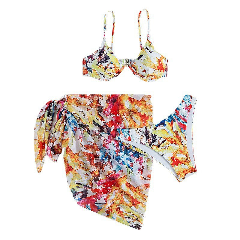 Elegant Bikinikombination med Blommönster och Chic Sarong