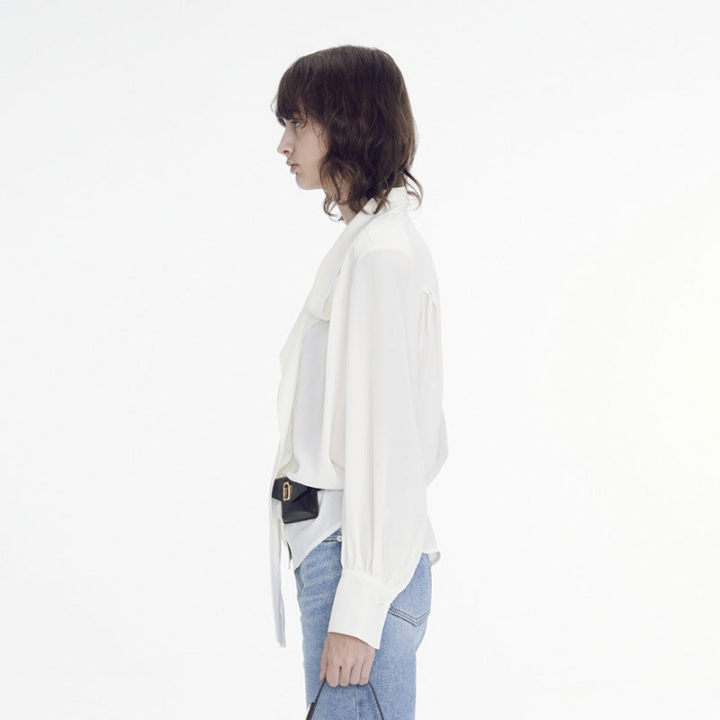 Feminine Bluse med Sløjfe og Trendy Detaljer