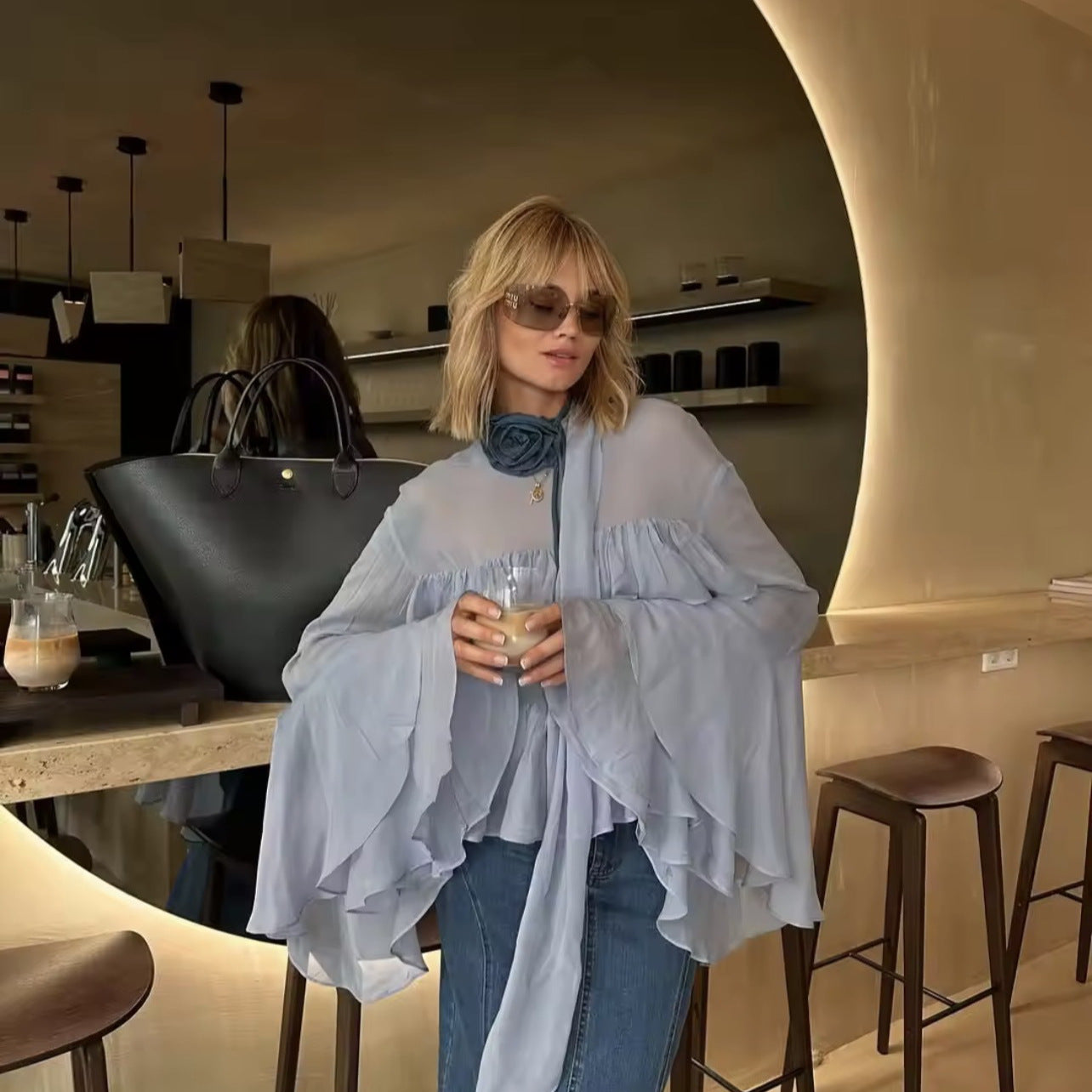 Elegant Bluse med Bølgeformede Detaljer og Lette Ærmer