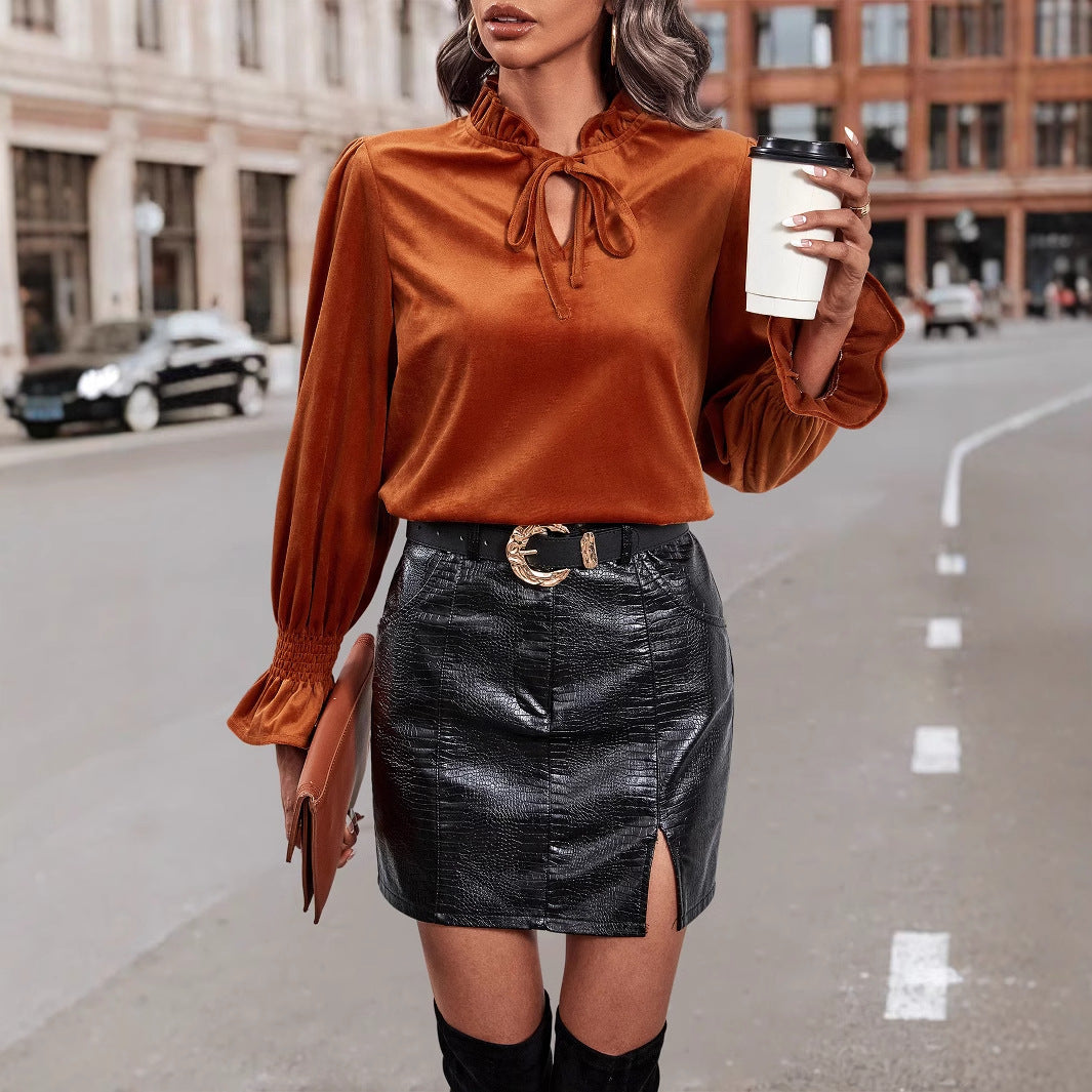 Feminine Bluse med Flatterdetaljer i Luksuriøs Velvet