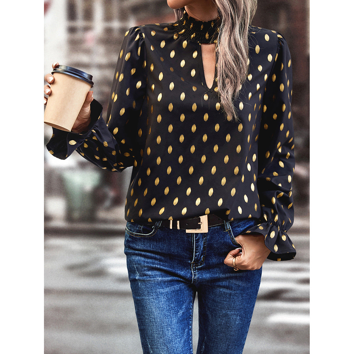 Feminin blus med moderna detaljer och glittrande inslag