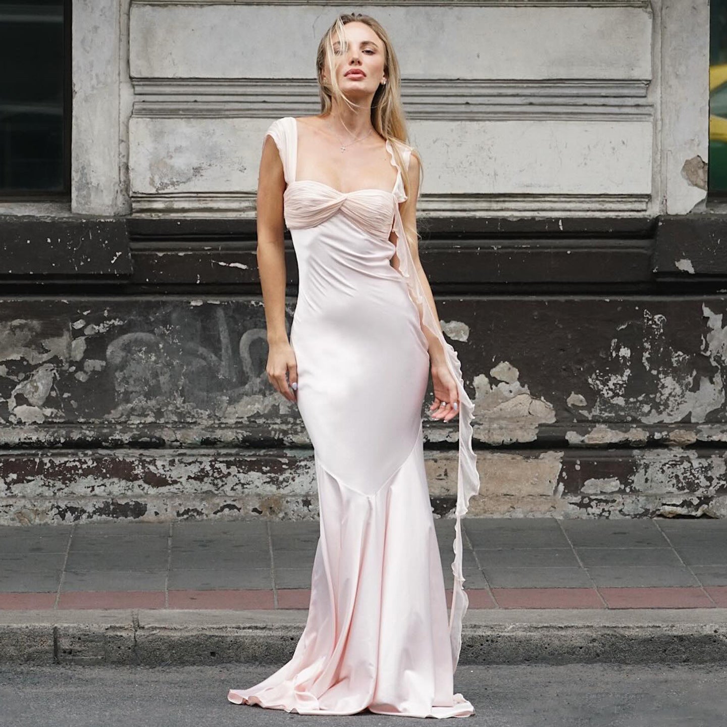 Elegant Aftonklänning med Förtrollande Drapering och Satinfinish