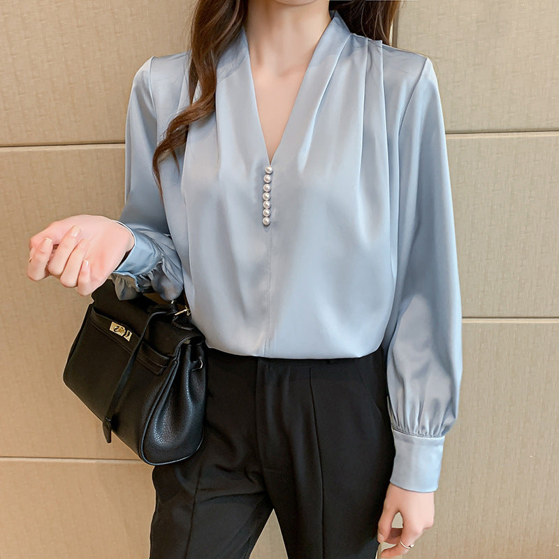 Feminine Bluse med Flæser og Perleknapper