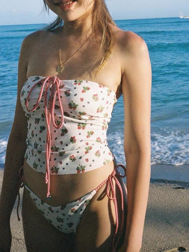Snygg Bandeau-Bikini med Lekfulla Detaljer