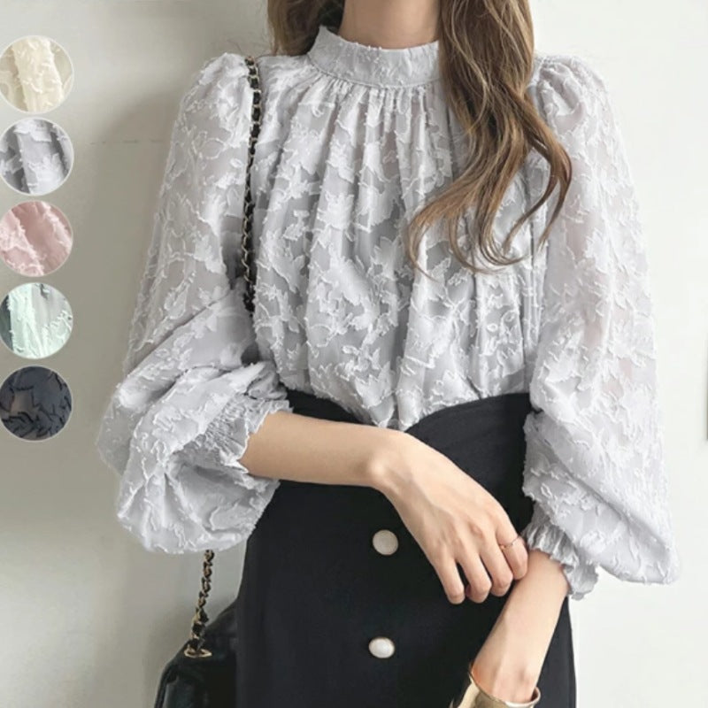 Feminin blus med blomdesign och puffärmar