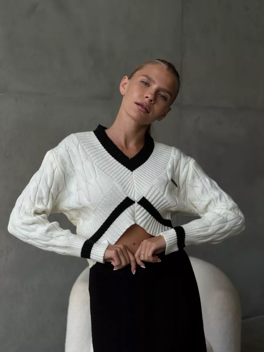 Chic cropped striktrøje med V-udskæring og moderne kontraster