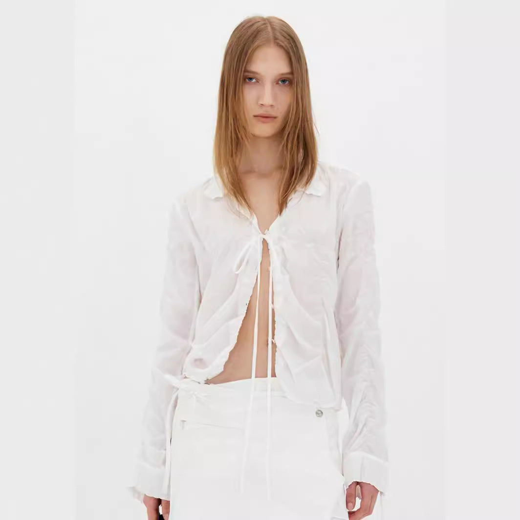 Feminine Bluse med Flotte Detaljer og Figurvenligt Snit