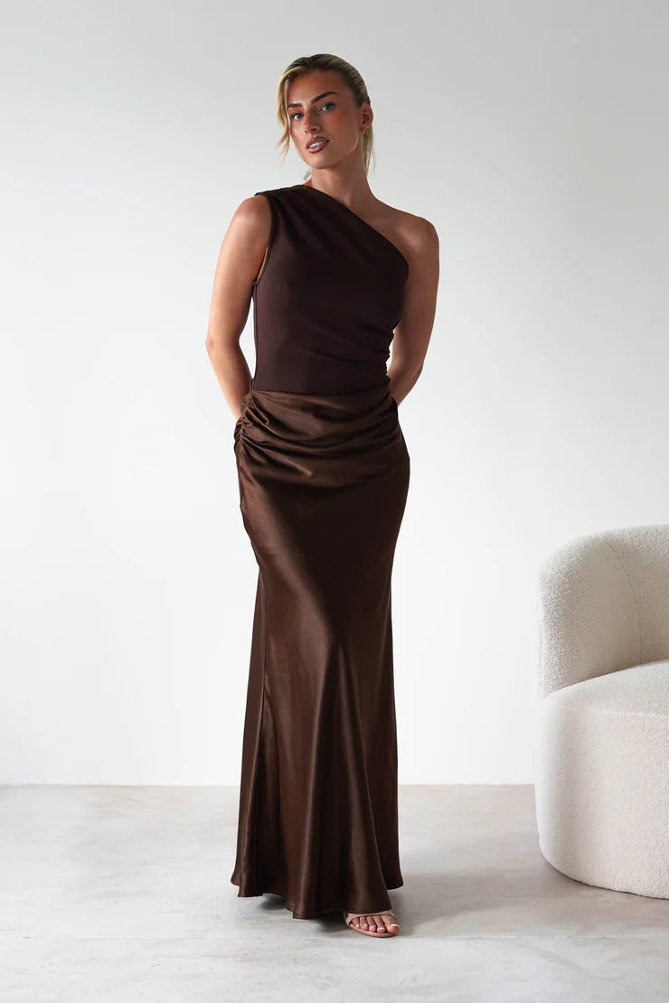 Eleganta Klänningen med Asymmetrisk Silhuett och Flödande Drapering