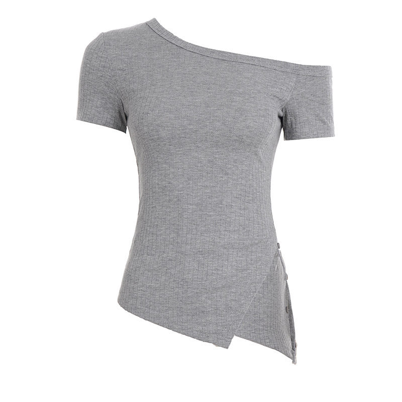 Asymmetrisk kortärmad topp med knapprörelser och unik design
