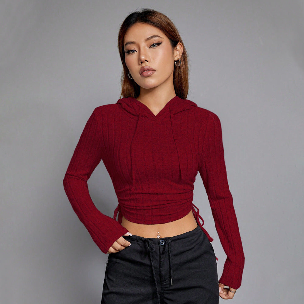 Feminine Cropped Hoodie med langærmer og stilfuldt ribdesign