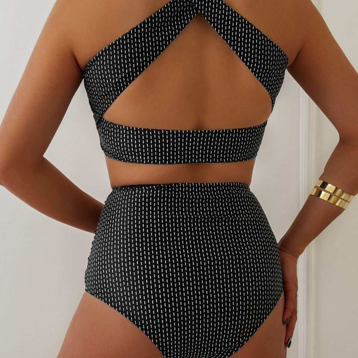 Bikiniset för kvinnor med högskurna trosor och rynkning
