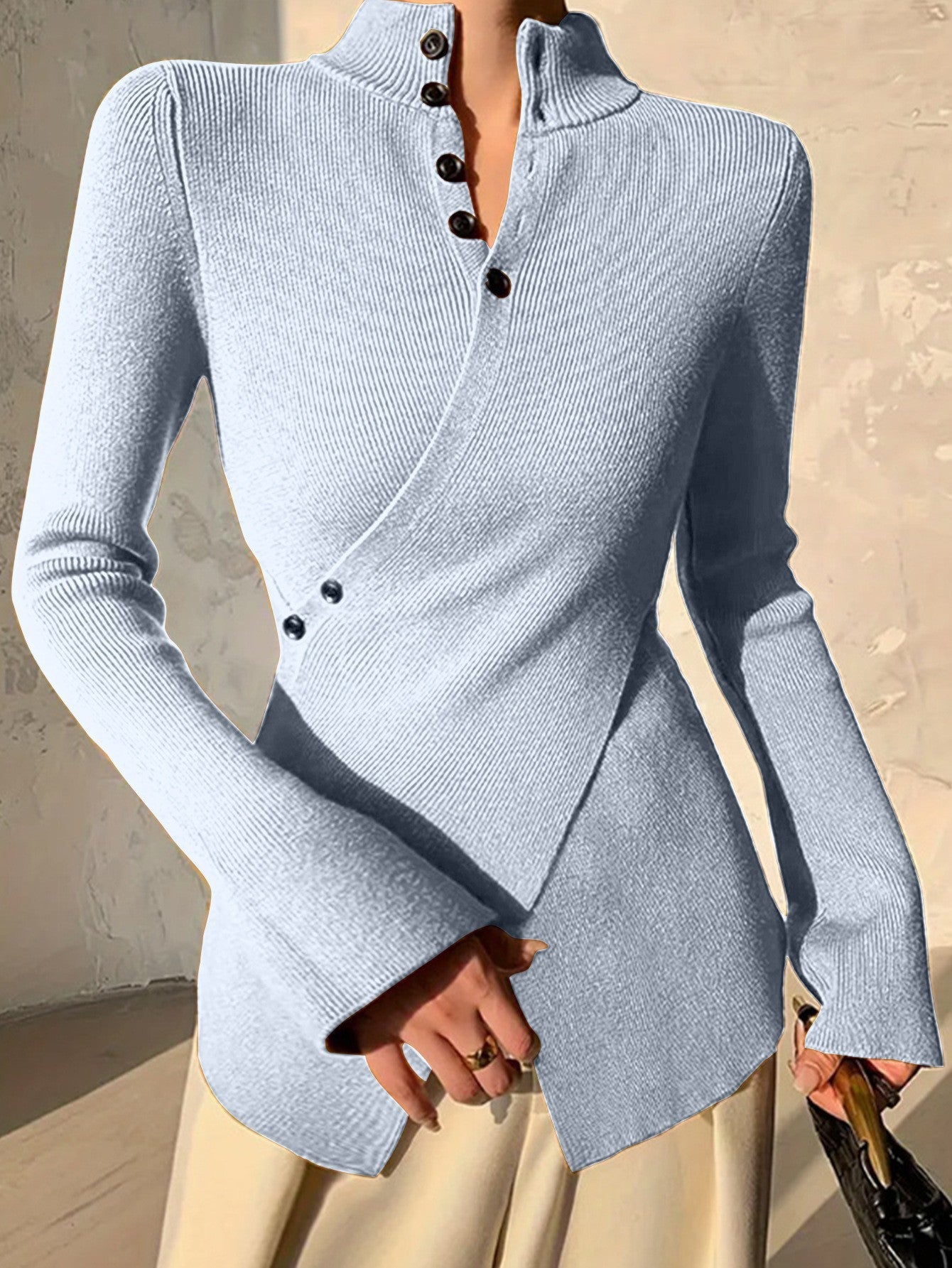 Elegant Strikbluse med Unikke Detaljer