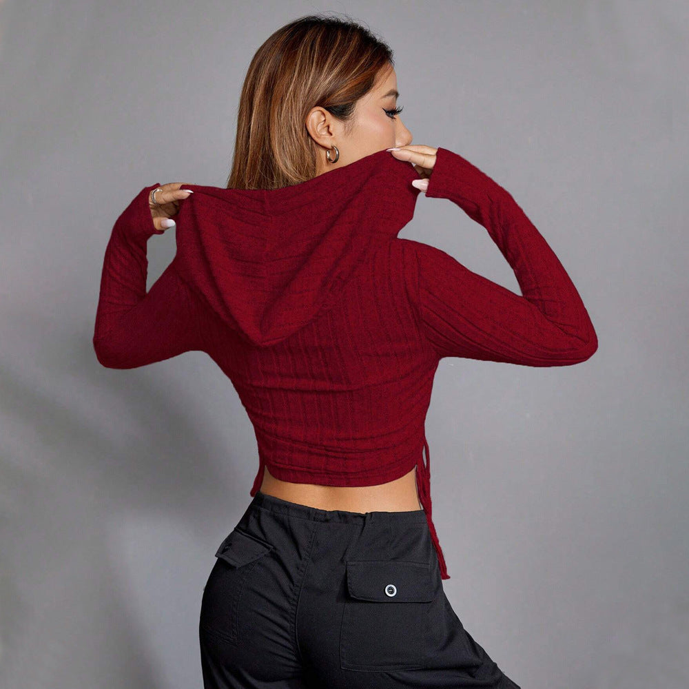 Feminine Cropped Hoodie med langærmer og stilfuldt ribdesign