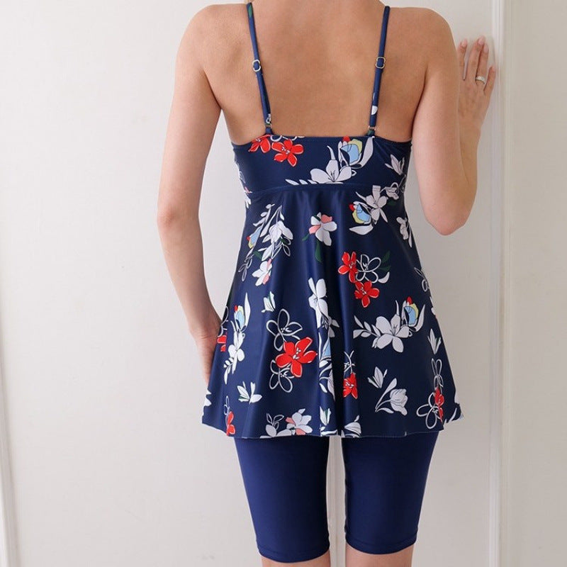 Blomstrande Badklänning med Sportiga Shorts i Elegant Stil