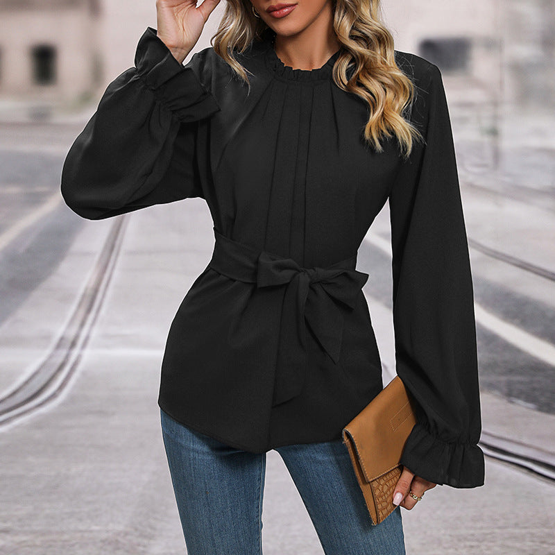 Feminine Bluse med Flotte Rynkedetaljer og Bælte
