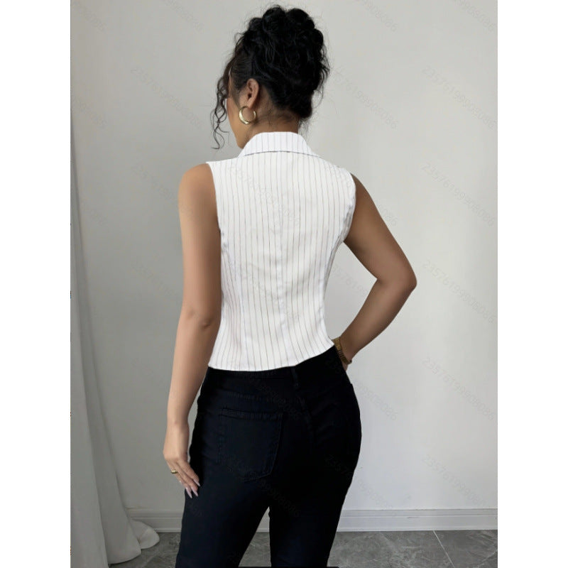 Sofistikerat ärmlöst blus med trendigt randmönster