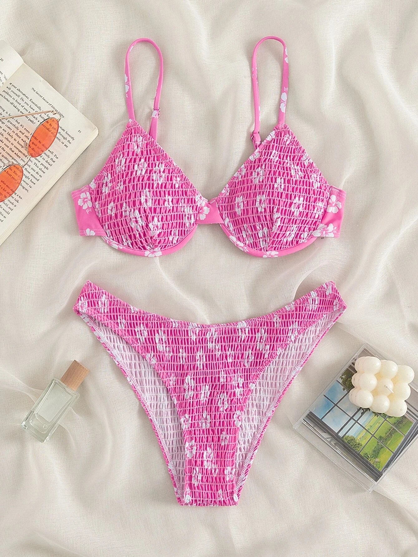 Högskuren bikini för damer med vadderad topp och justerbara band