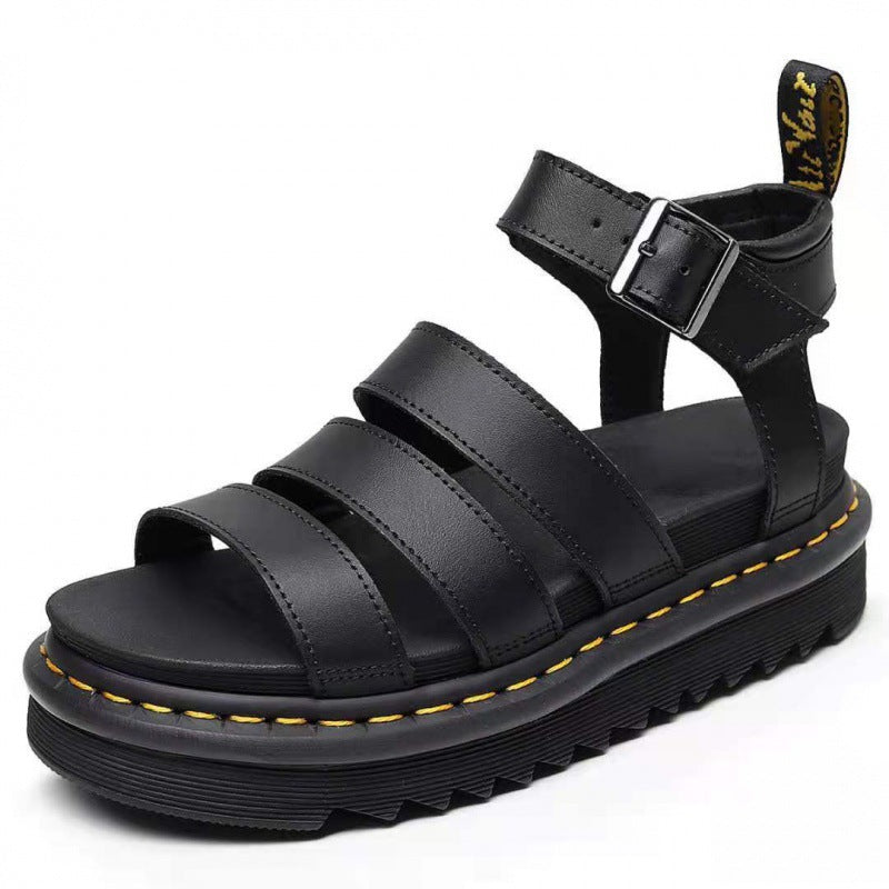 Sandaler för kvinnor med platå och remmar