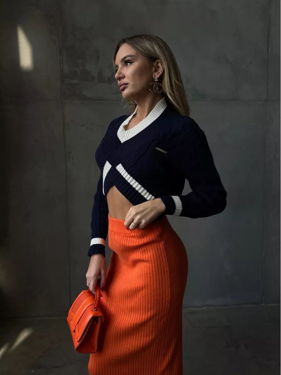 Chic cropped striktrøje med V-udskæring og moderne kontraster