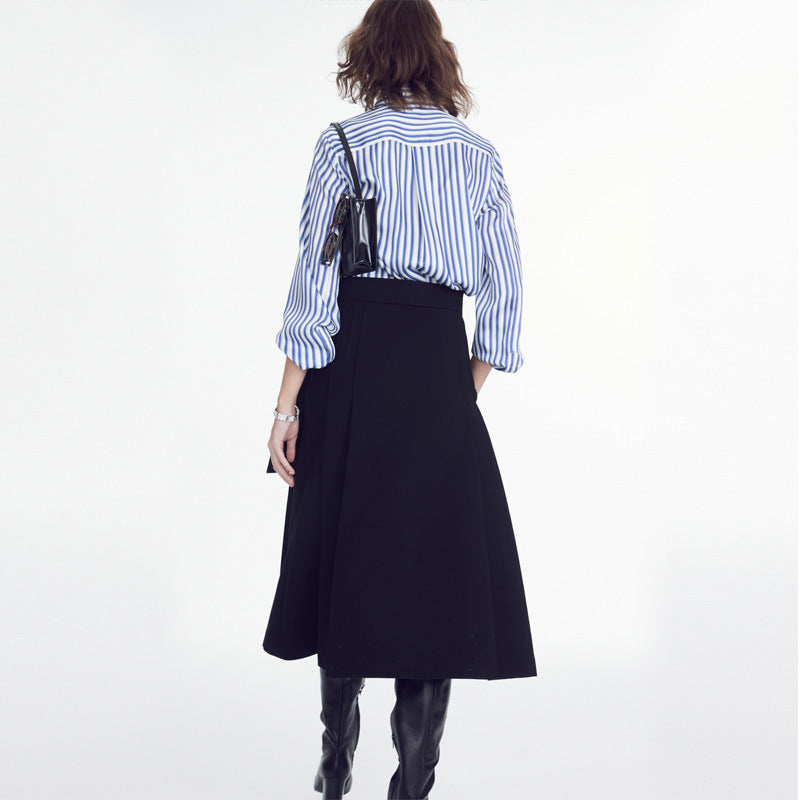 Stilfuld Bluse med Striber og Elegant Knapdetalje