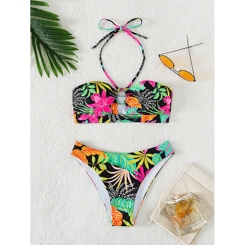 Blommig Bandeau-Bikini för en Trendig Sommar