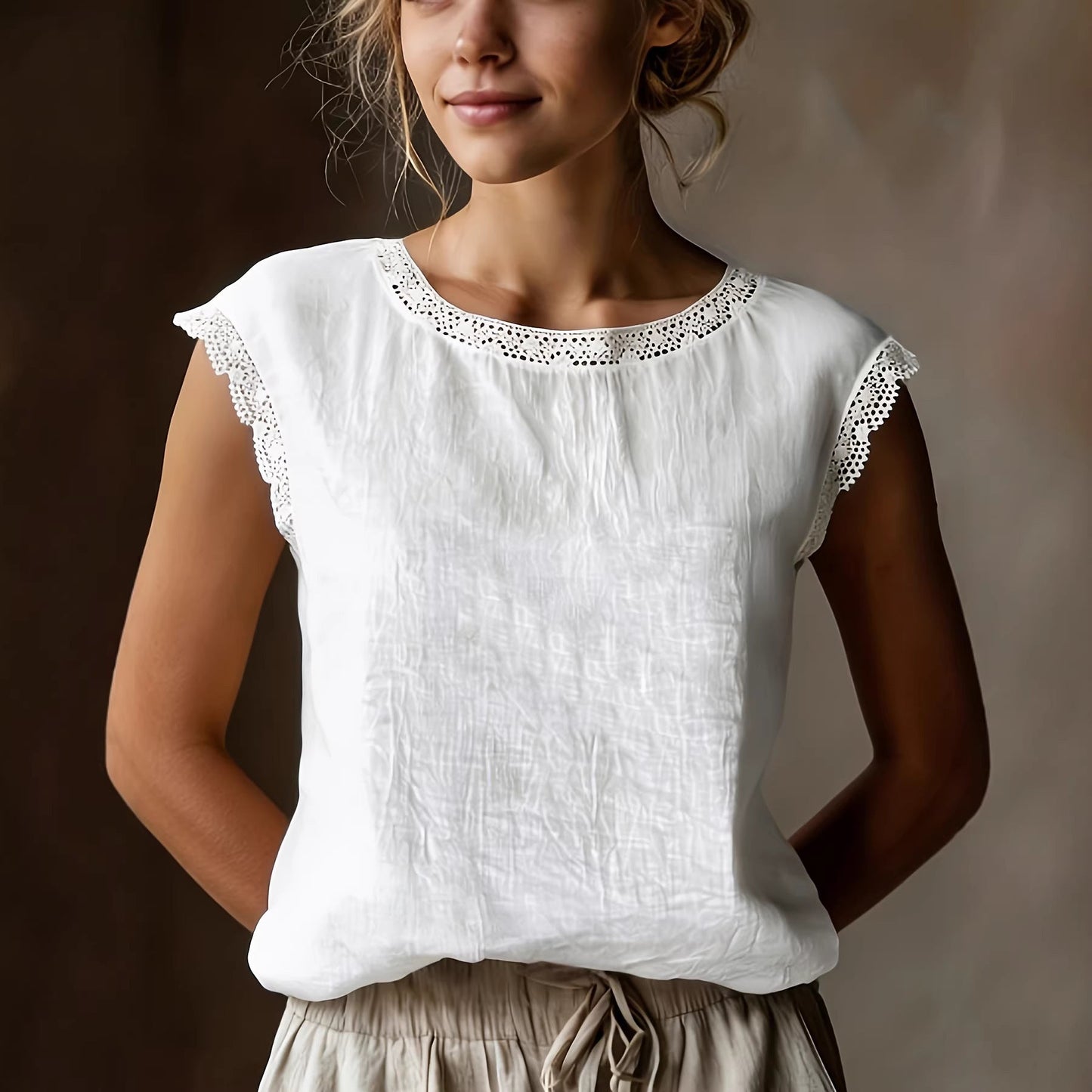Feminine Top med Delikate Detaljer og Uformel Silhuet