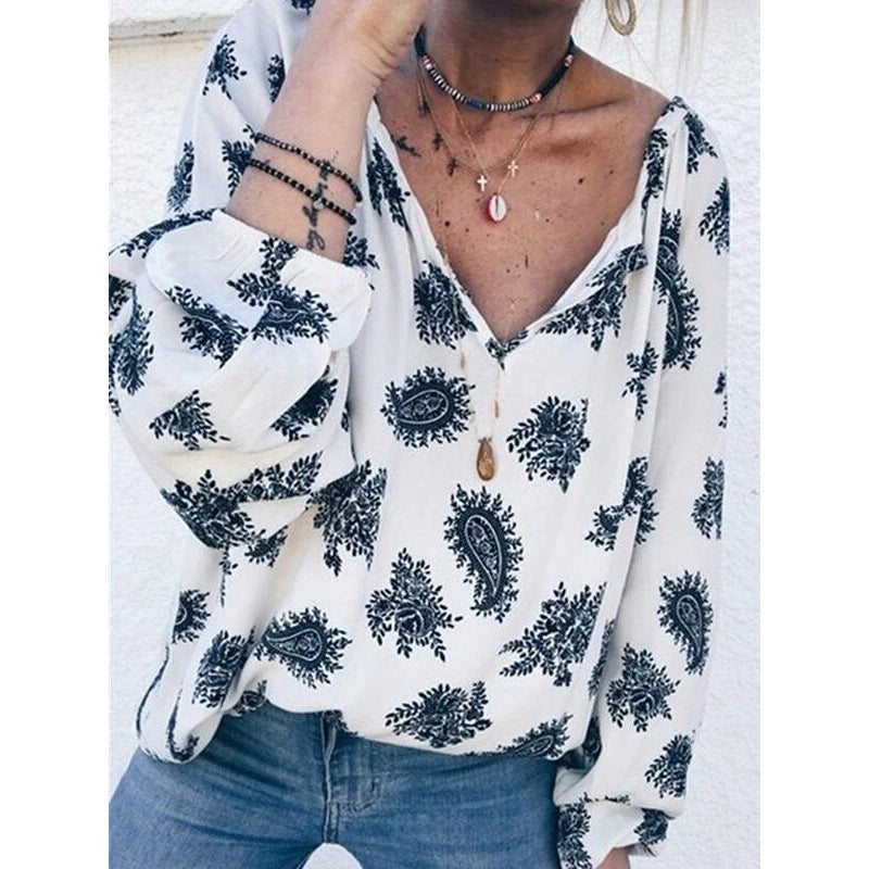 Elegant blus med paisleymönster och lös silhuett