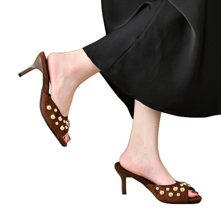 Stilrena Klacksandaler med Eleganta Pärldetaljer