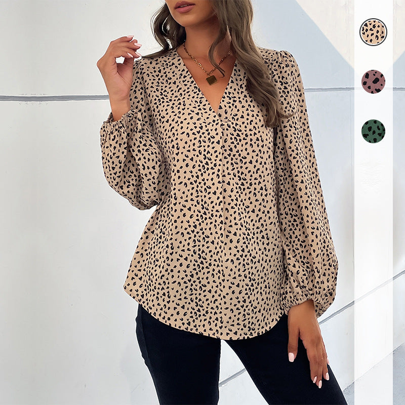 Stilfull blus med trendiga puffärmar och grafisk design