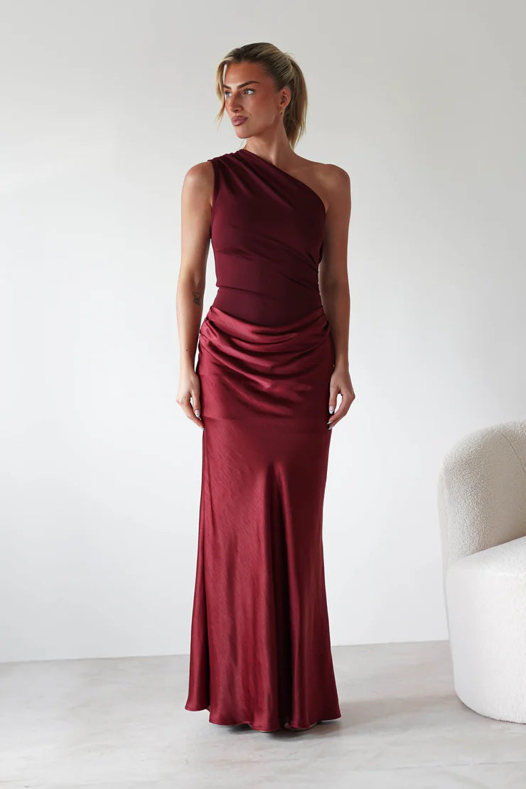 Eleganta Klänningen med Asymmetrisk Silhuett och Flödande Drapering