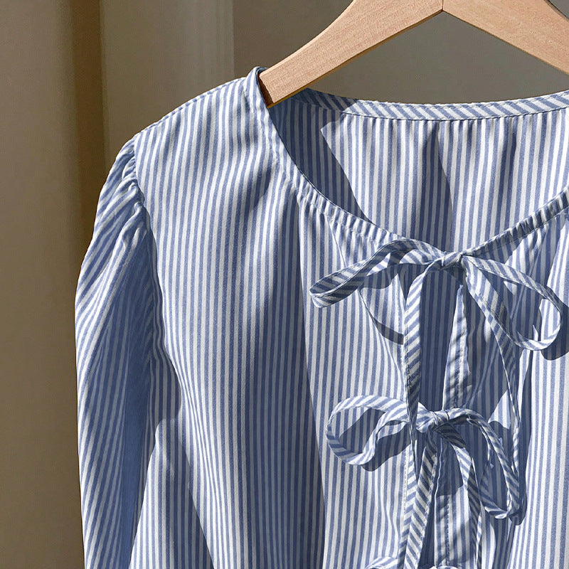 Feminin Blus med Volangdetaljer och Smarta Knytband